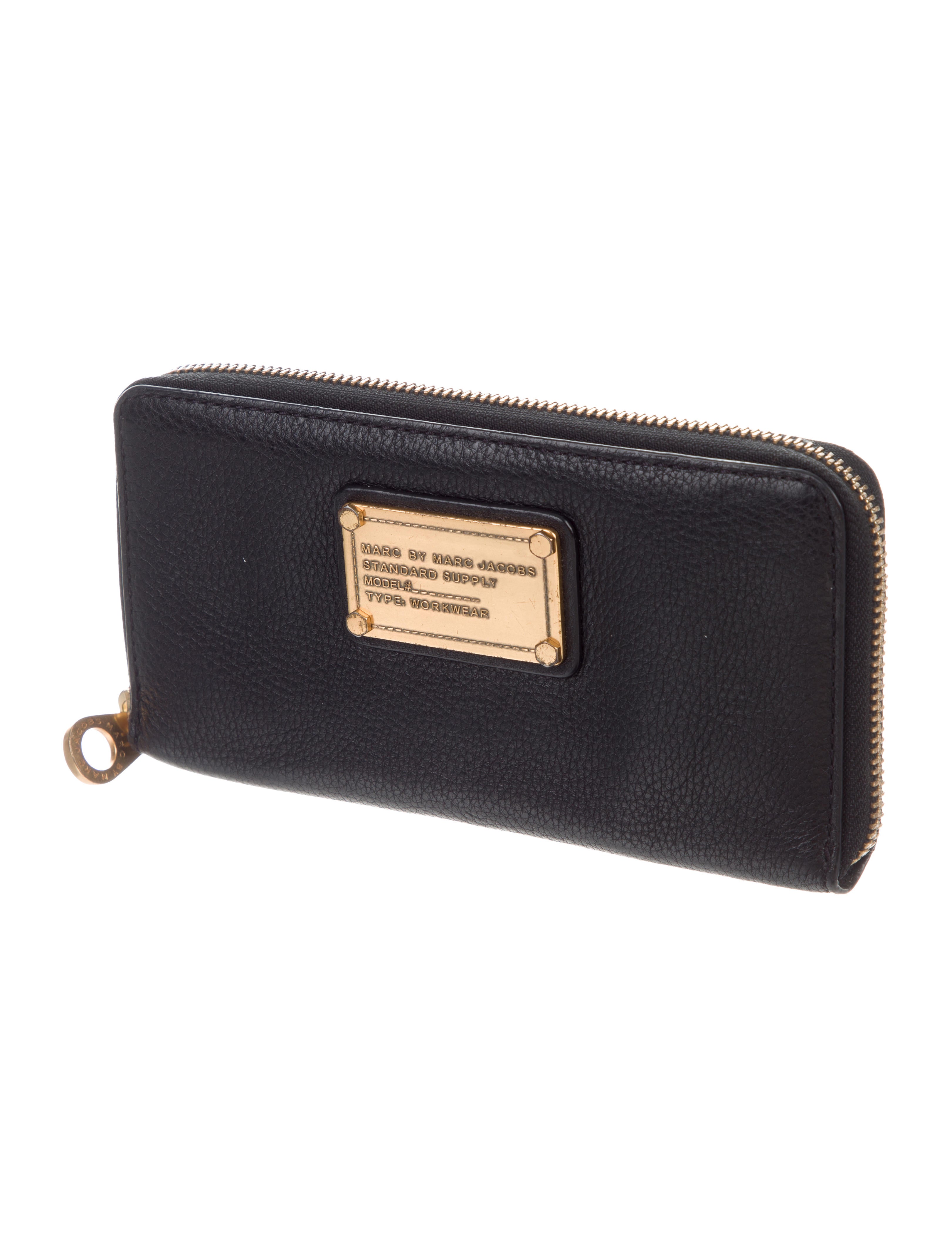 Marc by Marc Jacobs Classic Q Vertical Zippy Wallet
